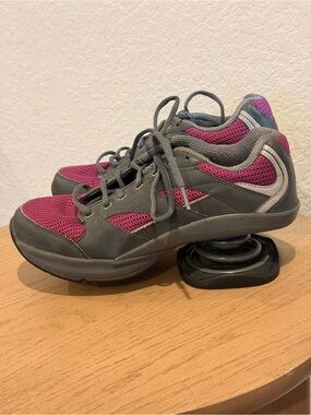Z-Coil Women's Athletic Sneakers in‎ Pink and Gray